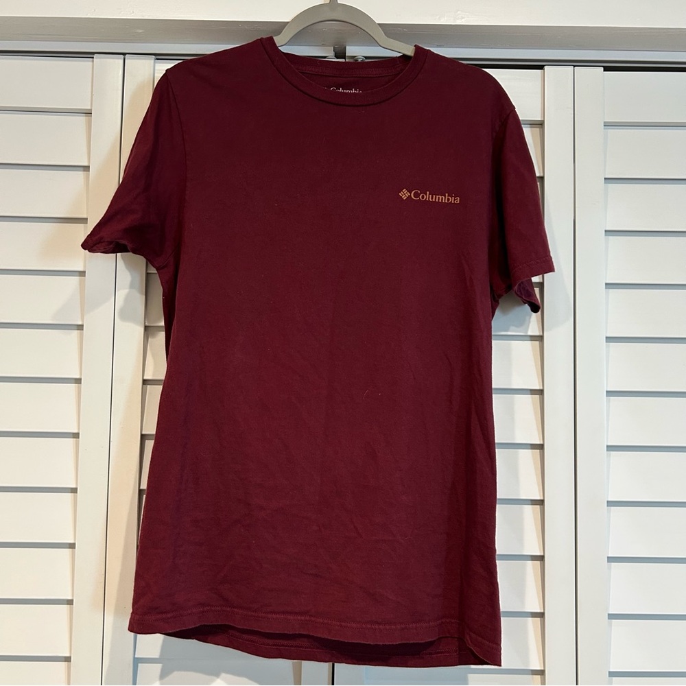 Men’s Medium Columbia Short Sleeve Red Tee